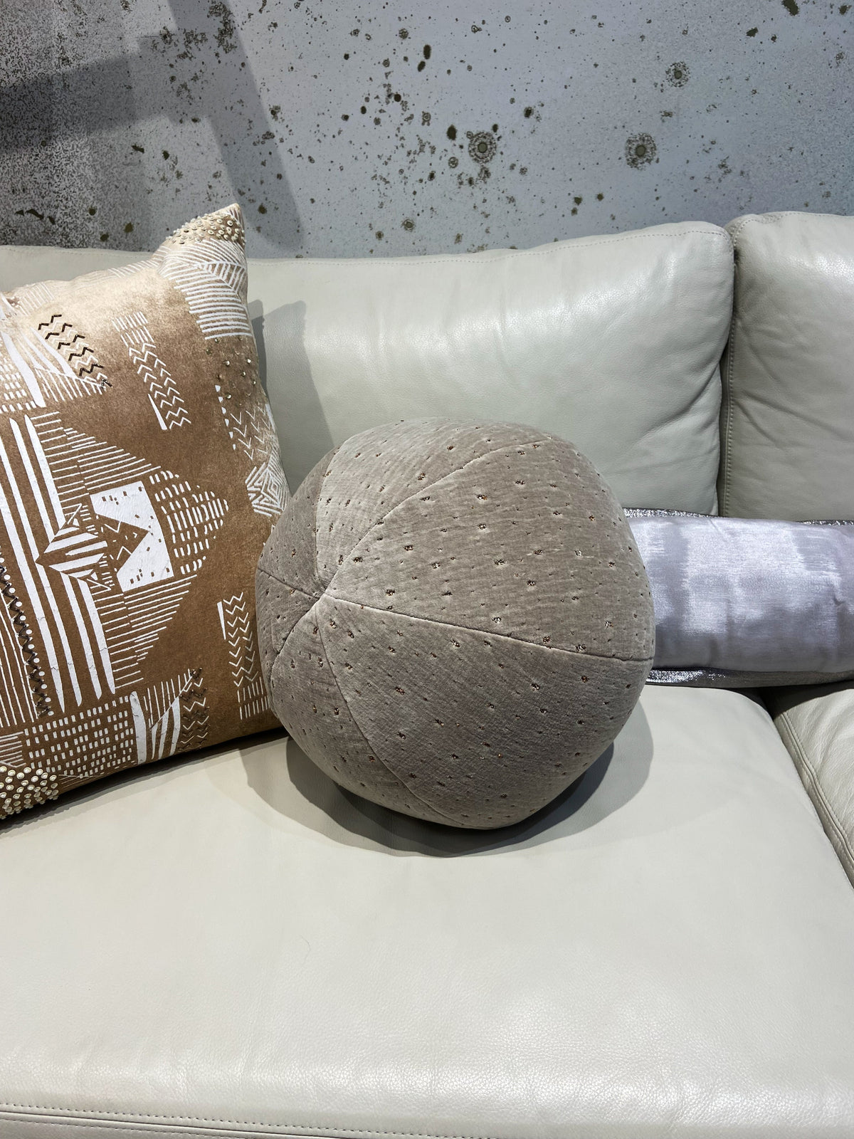BEIGE DOTTY ROUND PILLOW