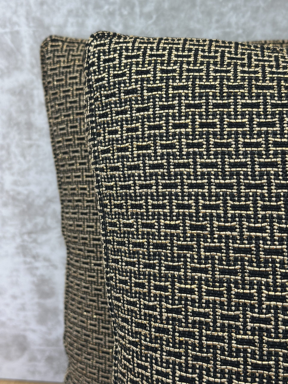 BOXED SQUARE PILLOW